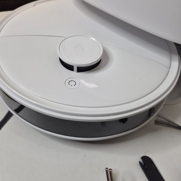 Roboterdeckel schräg im Licht — die weiße Fläche ohne Vergilbung.