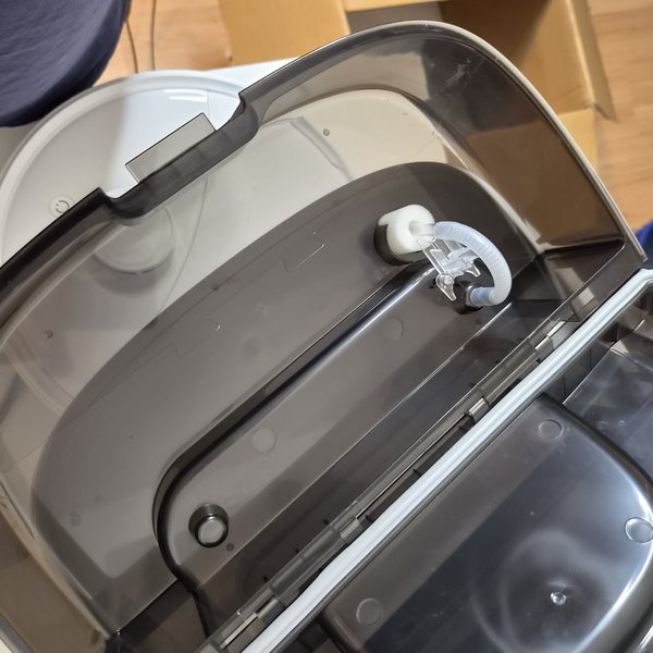 Der Schwimmer im geöffneten Tank, ohne Kalkränder.