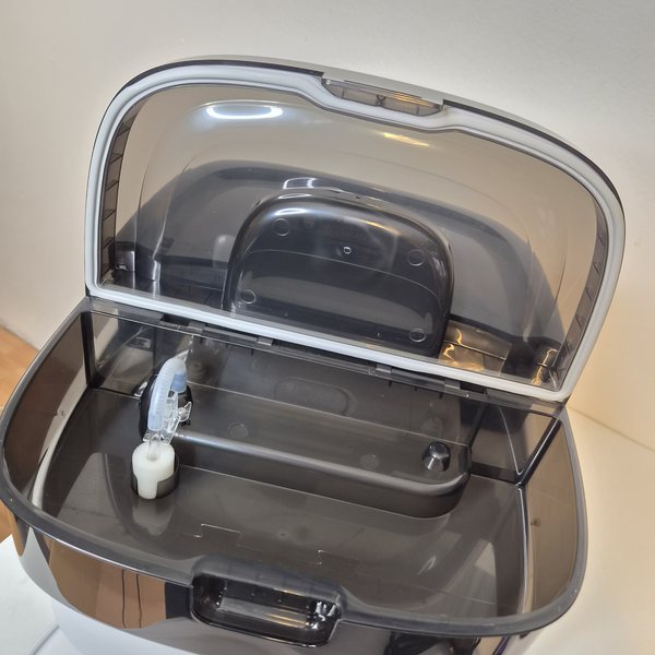 Beide Wassertanks geöffnet — innen sauber und trocken.