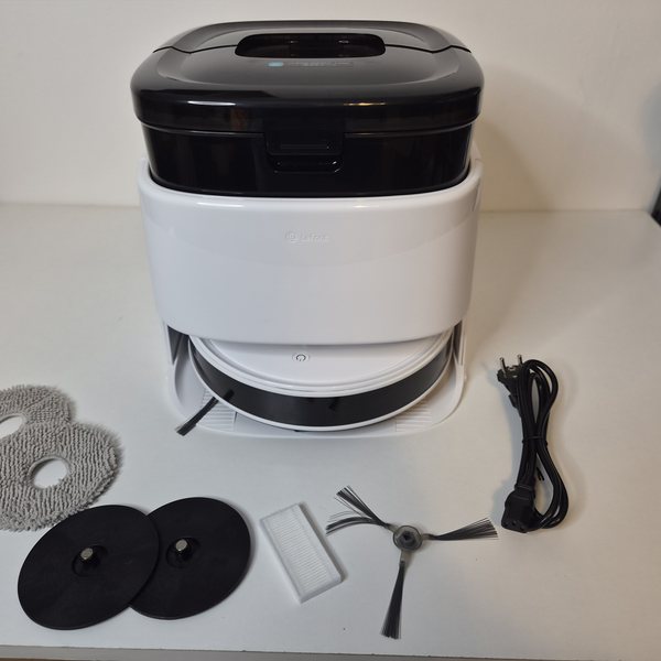 Exemplar 3 mit dem Zubehör, das dabei ist: zwei Wischpads, zwei Wischteller, HEPA-Filter, Seitenbürste, Netzkabel.