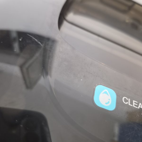 Kratzer auf der getönten Tankhaube (2 von 4) — im Streiflicht deutlich sichtbar.