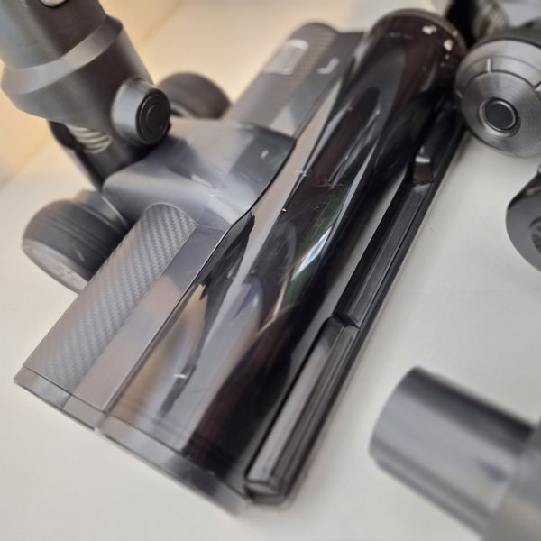 Dieselbe Abdeckung schräg — Kratzer und Abplatzer aus der Nähe.