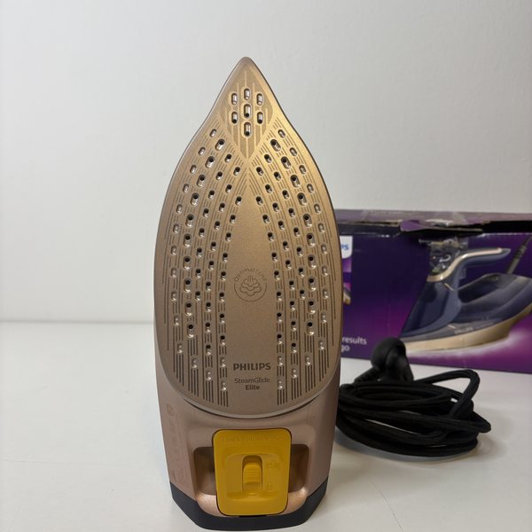 Die Bügelsohle SteamGlide Elite mit der gelben Quick-Calc-Release-Klappe.