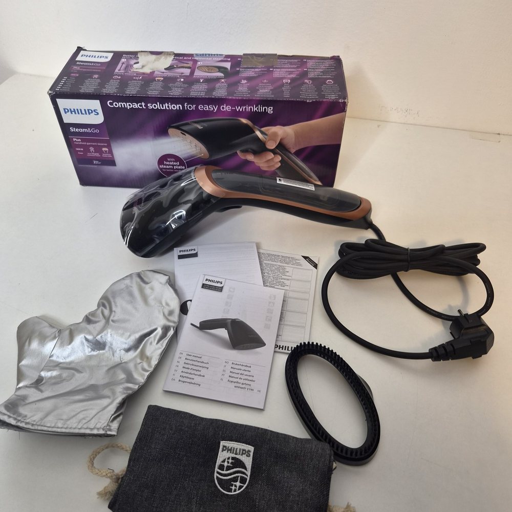 Der komplette Lieferumfang: Dampfglätter, Bürstenaufsatz, Hitzeschutzhandschuh, Aufbewahrungsbeutel, Anleitungen und Originalkarton.