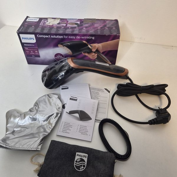Der komplette Lieferumfang: Dampfglätter, Bürstenaufsatz, Hitzeschutzhandschuh, Aufbewahrungsbeutel, Anleitungen und Originalkarton.