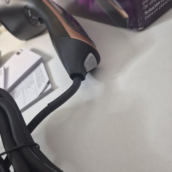 Das Griffende mit der Ein-/Aus-Taste und dem Kabelaustritt.