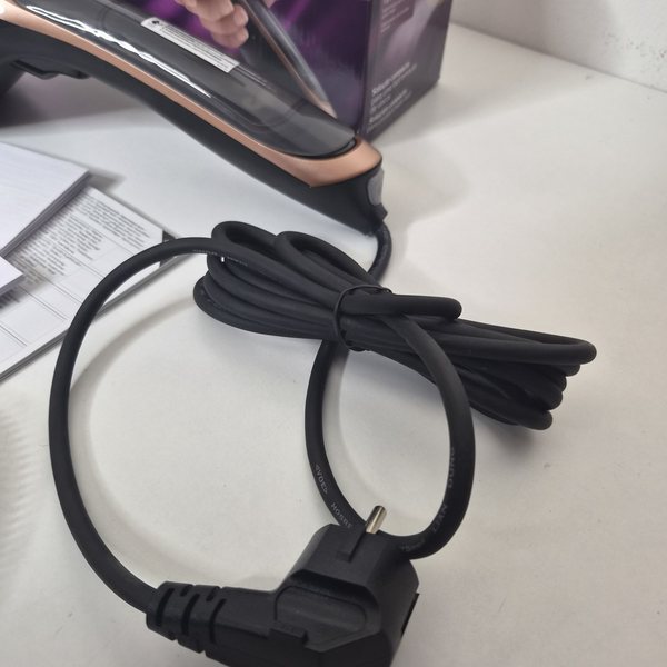 Das Netzkabel mit Schutzkontaktstecker.