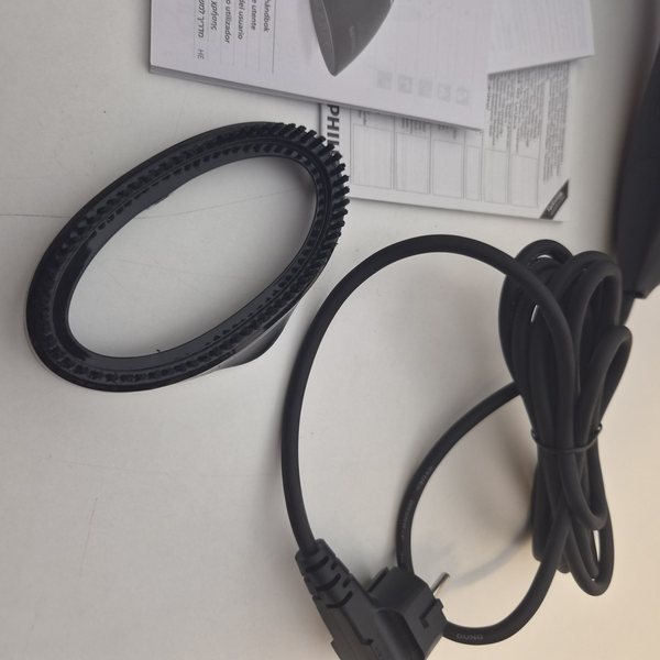 Der Bürstenaufsatz und das Netzkabel mit Schutzkontaktstecker.