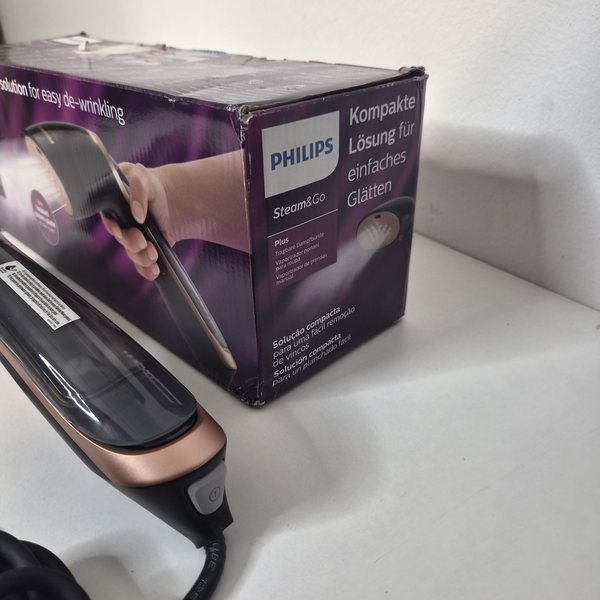 Die deutsche Kartonseite mit bestoßener Ecke.