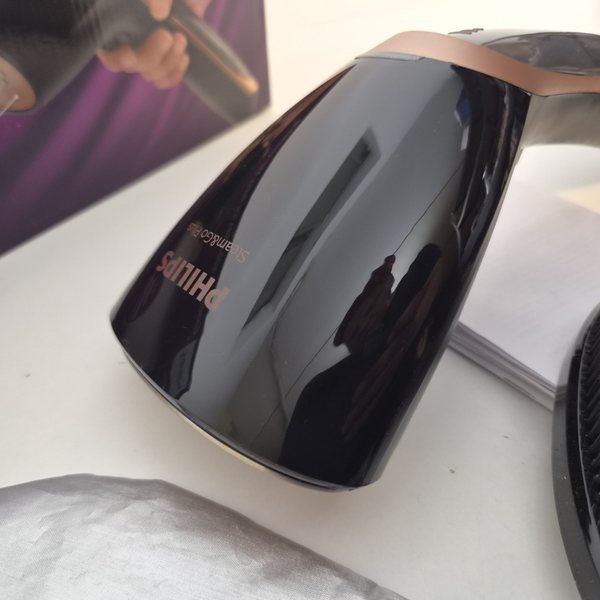 Der Dampfkopf mit dem Schriftzug Philips Steam&Go Plus.