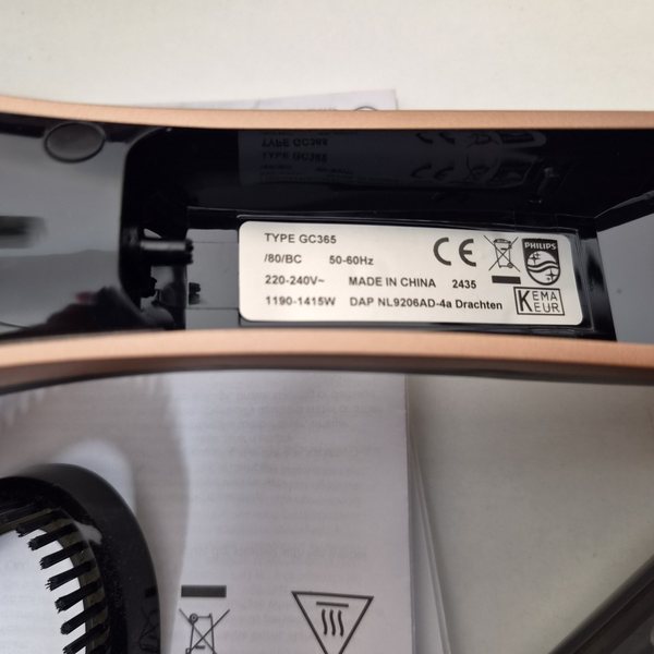 Typenschild unter dem Wassertank: Type GC365/80, 220–240 V, 50–60 Hz, 1190–1415 W, Made in China, DAP Drachten, CE und KEMA-KEUR.