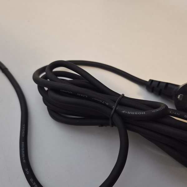 Das Netzkabel H05RR-F mit Schutzkontaktstecker.