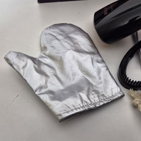 Der Hitzeschutzhandschuh mit ein paar kleinen Flecken.