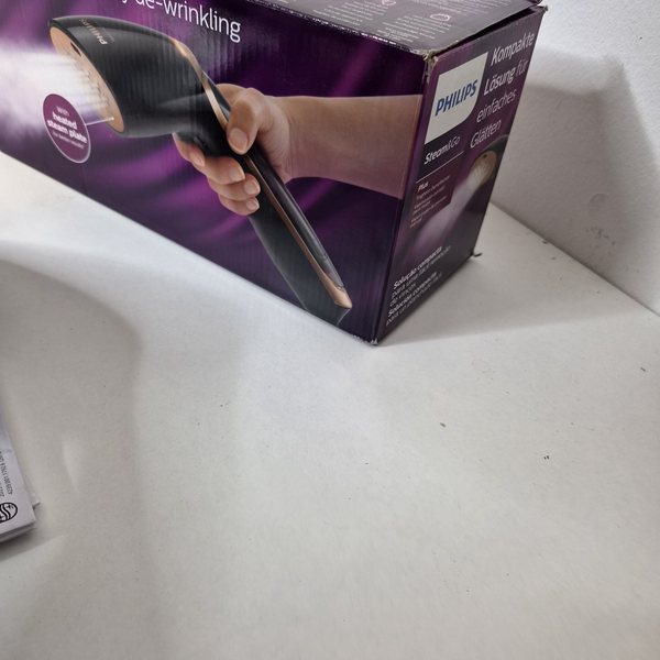 Der Karton von der Seite, mit bestoßener Ecke.