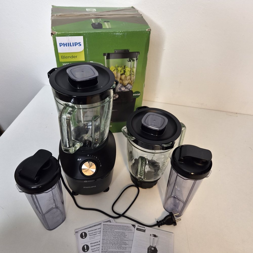 Das komplette Set: Motoreinheit mit Glasbehälter, zweiter Glasbehälter, zwei To-Go-Flaschen, Anleitungen und Originalkarton.