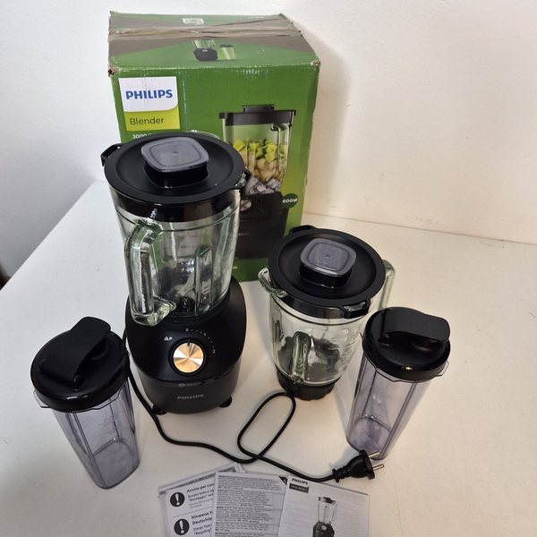 Das komplette Set: Motoreinheit mit Glasbehälter, zweiter Glasbehälter, zwei To-Go-Flaschen, Anleitungen und Originalkarton.