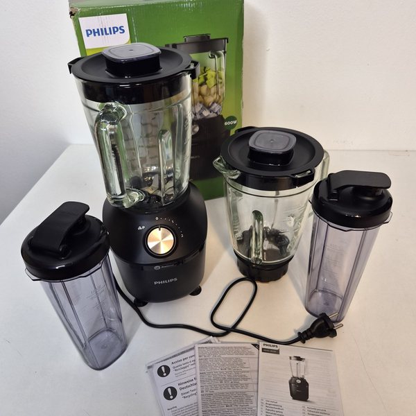 Das Set von vorn, der zweite Glasbehälter steht neben der Motoreinheit.