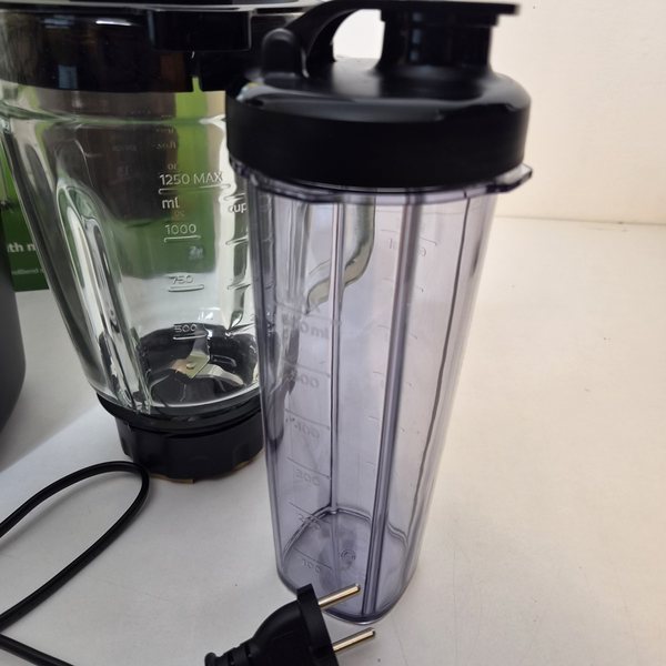 Glasbehälter und To-Go-Flasche aus der Nähe.