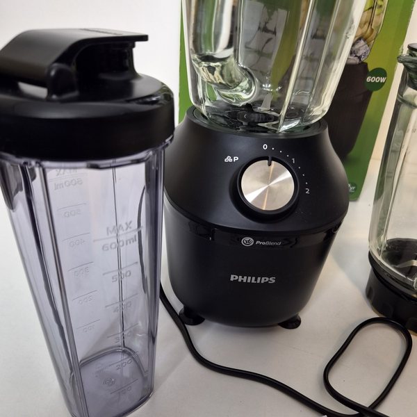 Eine To-Go-Flasche mit der Skala bis 600 ml neben der Motoreinheit.