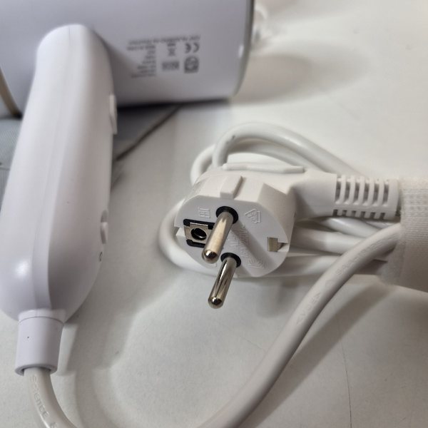 Das Netzkabel mit Schutzkontaktstecker.