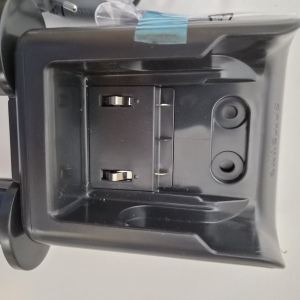 Die beiden Ladekontakte und die Samsung-Prägung in der Schale.