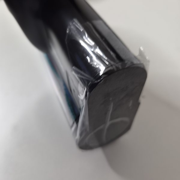 Stirnseite der Turbobürste — die Original-Schutzfolie klebt noch.