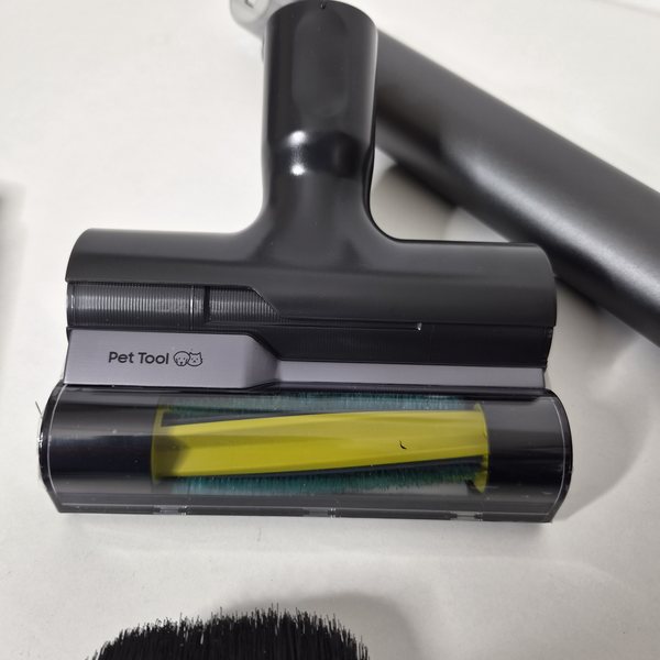 Das Pet Tool von oben, mit gelb-türkiser Walze.