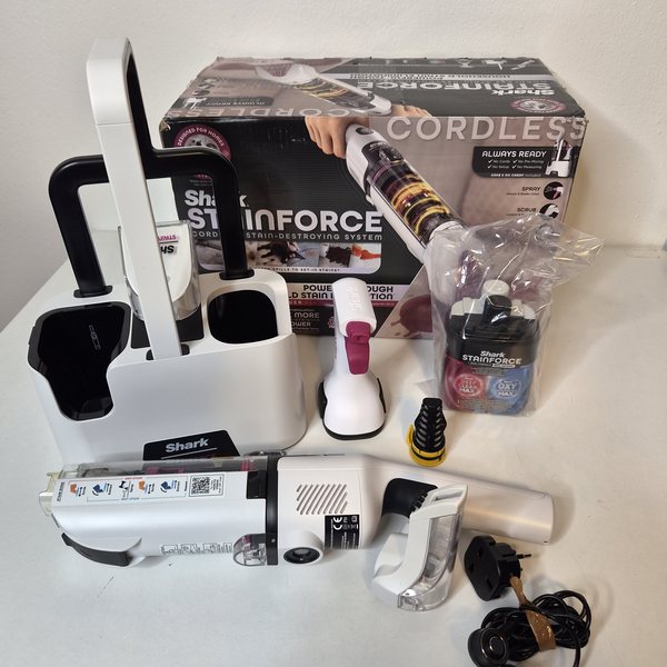 Das komplette Set: Station, Handgerät, Sprühflasche, Filter, Düsenrohr, Kartusche, Netzteil und Karton.