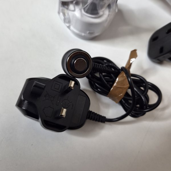 Das Original-Netzteil mit britischem Stecker.