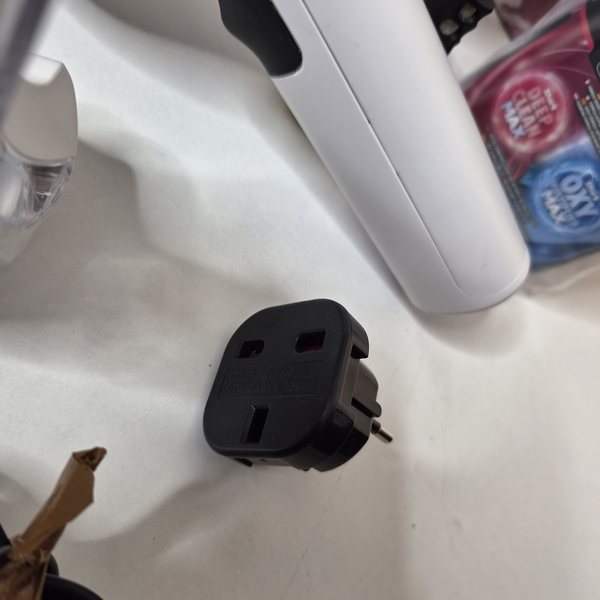 Der beiliegende Reiseadapter von UK auf Euro.