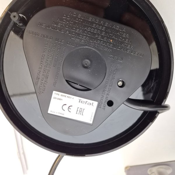 Typenschild am Boden: Serie KE07-A, 220–240 V, CE, EAC, Made in China.