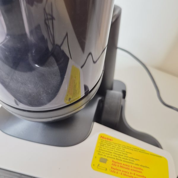 Der geöffnete Schmutzwassertank von oben.