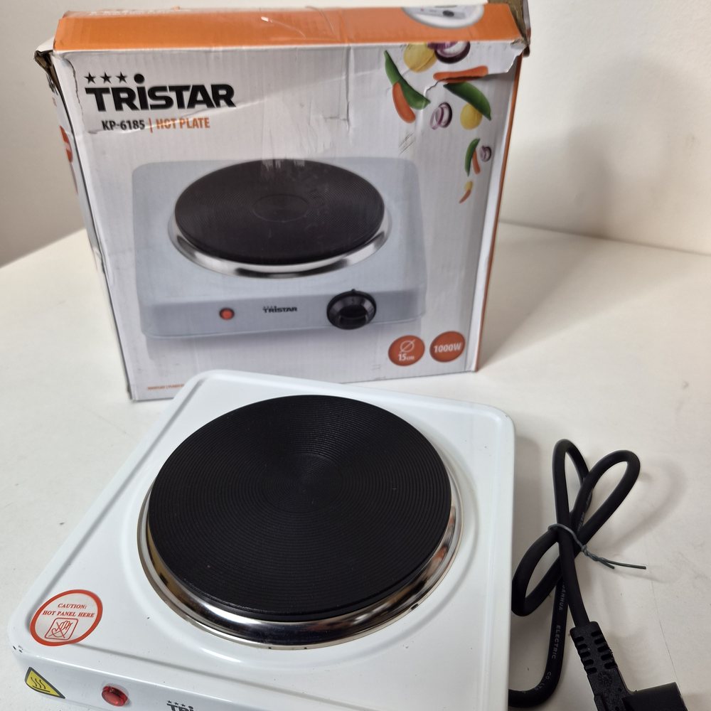 Erste Platte mit Originalkarton und aufgerolltem Netzkabel.