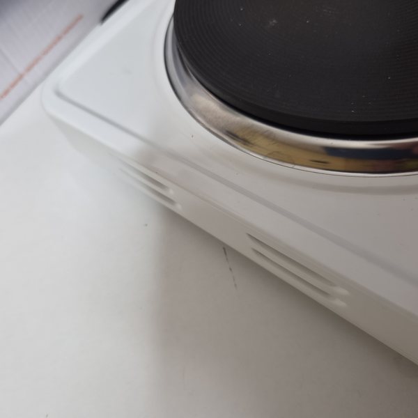 Gehäusekante der zweiten Platte — hier ist die feine Linie zu sehen.