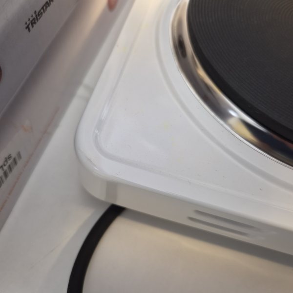 Gehäuseecke und Chromring der zweiten Platte aus der Nähe.
