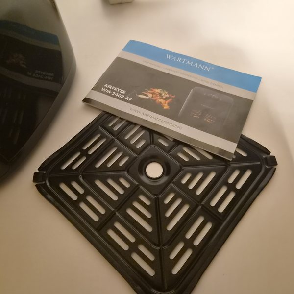 Einlegerost und Bedienungsanleitung „Airfryer WM-2408 AF“ — User Manual, Gebruikershandleiding, Mode d'emploi.