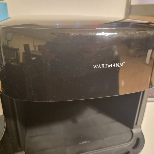 Die Hochglanzfront im Gegenlicht: feine Wischspuren und Haarlinien.